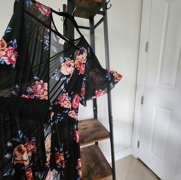 Black Wrap with peach and red roses - Picture 5 of 9